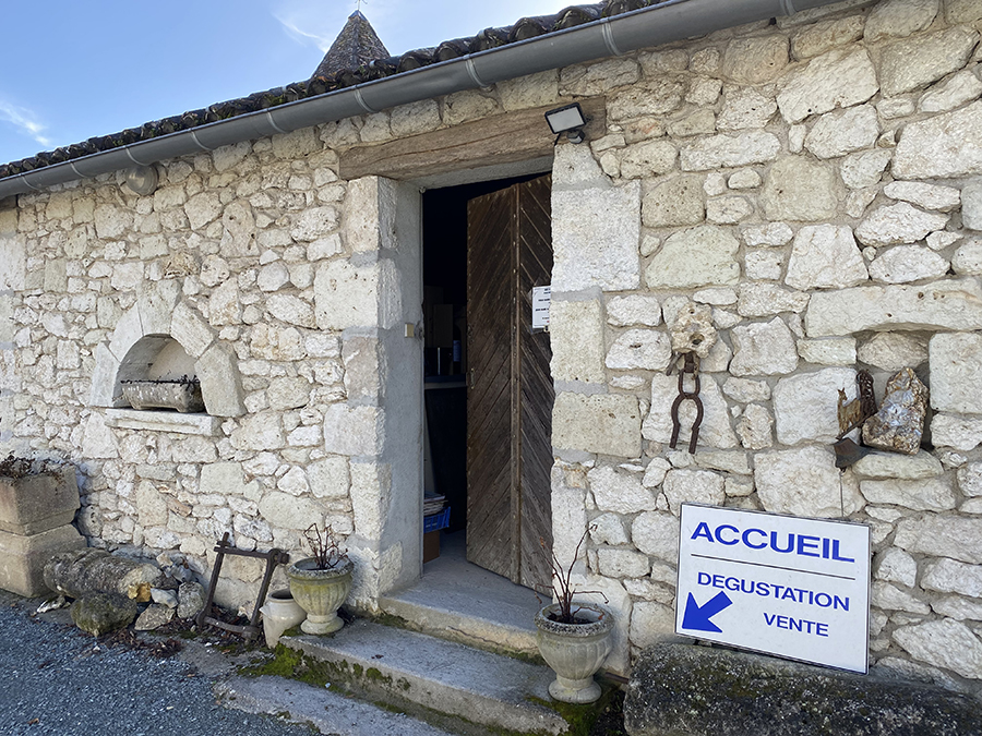 Entrée du chai du Château de La Lambertie